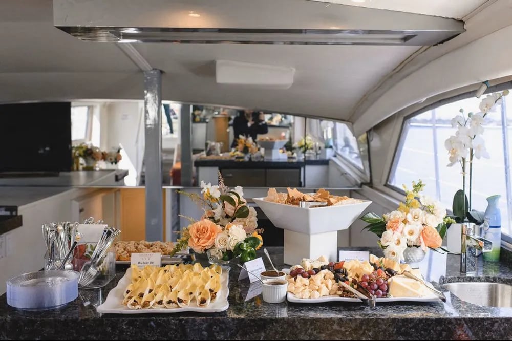 Champagne Yacht image