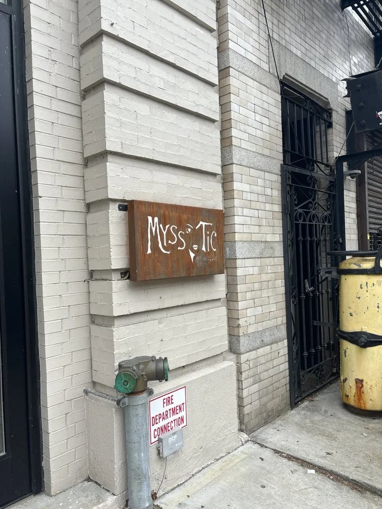 MyssTic Rooms image
