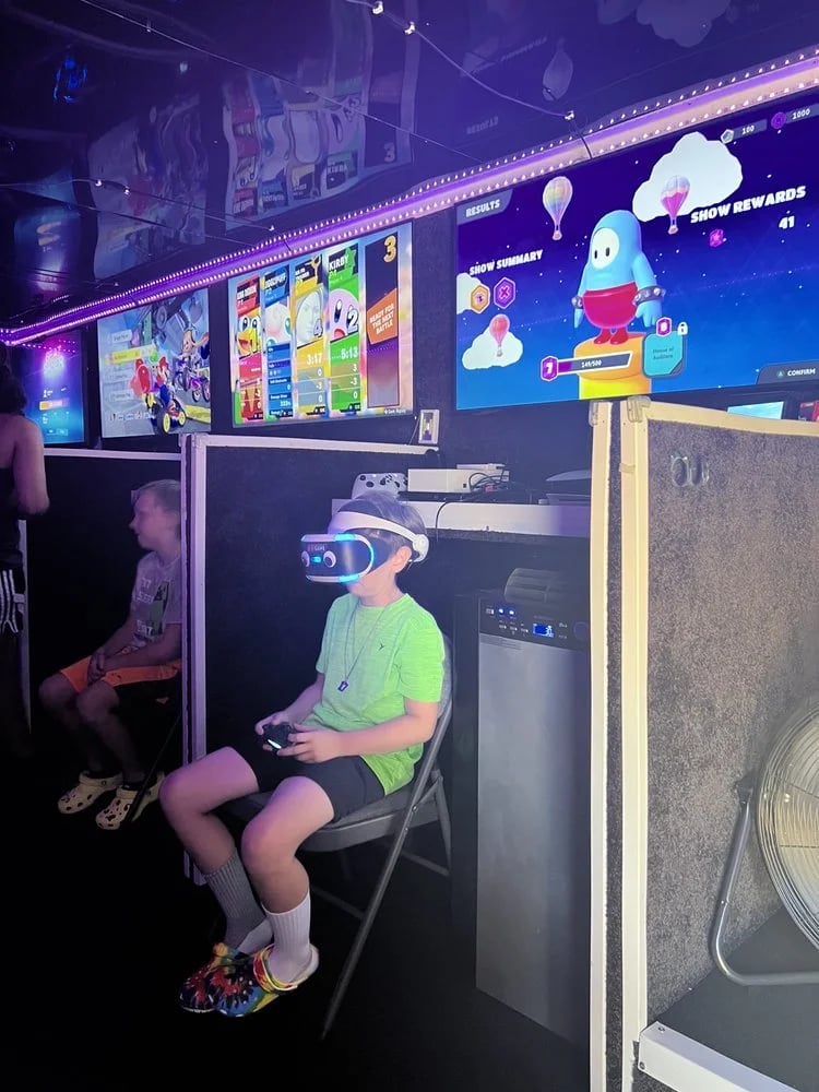 916 Virtual Reality Game Truck image