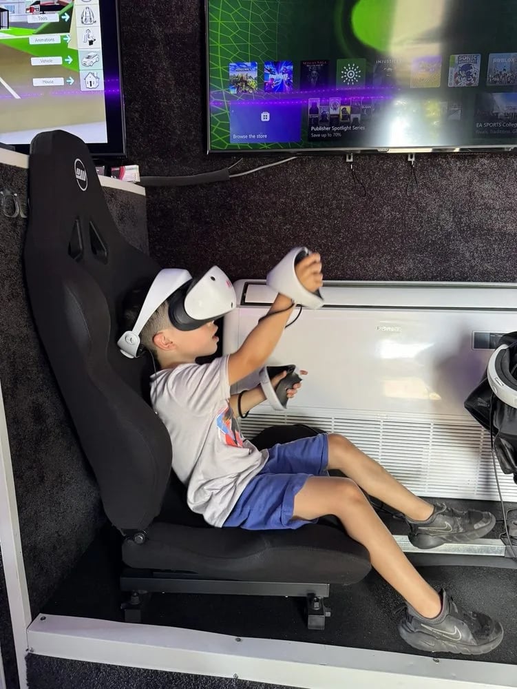 916 Virtual Reality Game Truck image