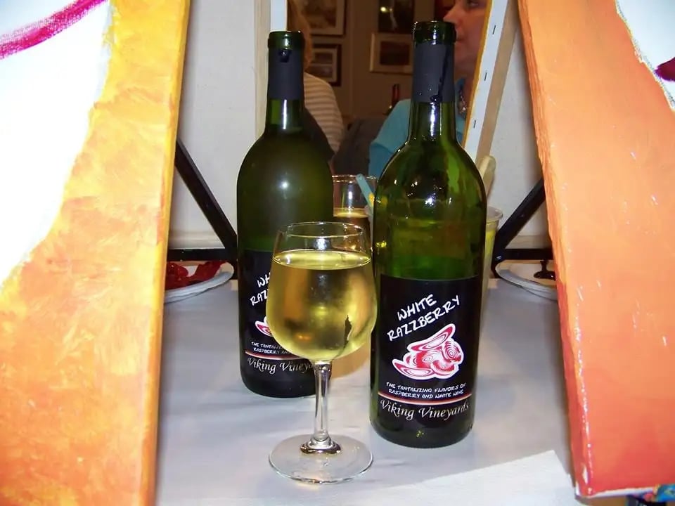 Wine & Canvas image