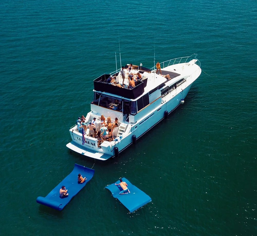 Champagne Yacht image