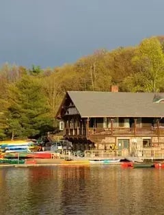 PADDLEBOSTON NEWTON: HISTORIC BOATHOUSE