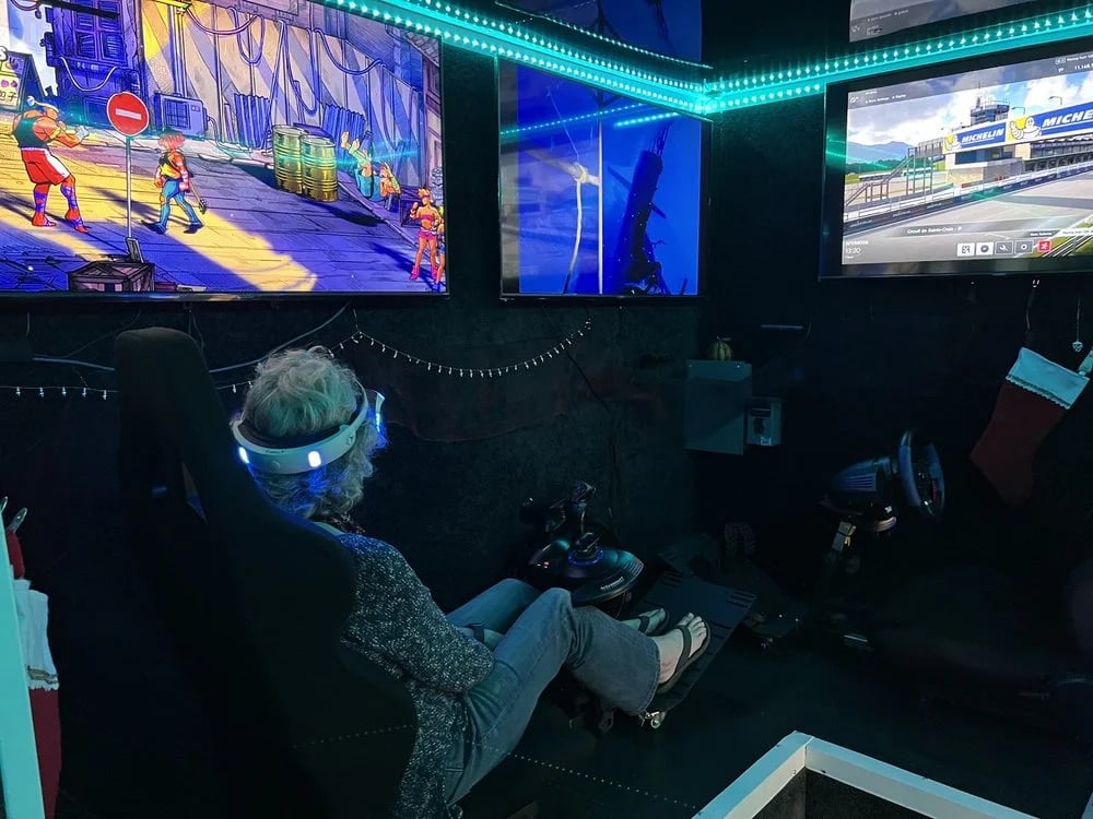 916 Virtual Reality Game Truck image